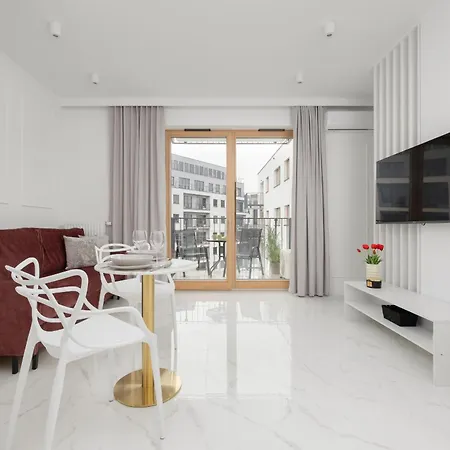 Air-conditioned Studio With Balcony By Renters Apartment