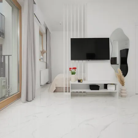 Air-conditioned Studio With Balcony By Renters 华沙